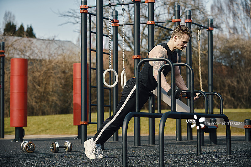 在户外锻炼的年轻男人图片素材