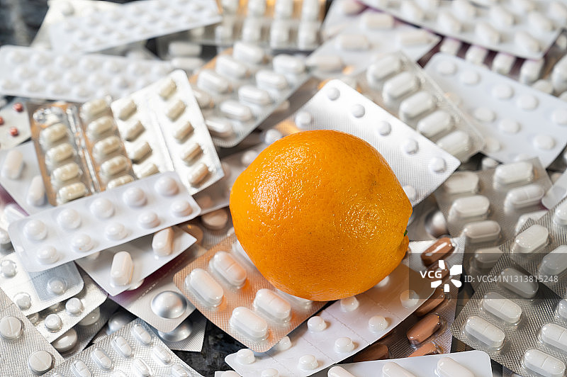 橙子和胶囊药丸，维生素C与复合维生素图片素材