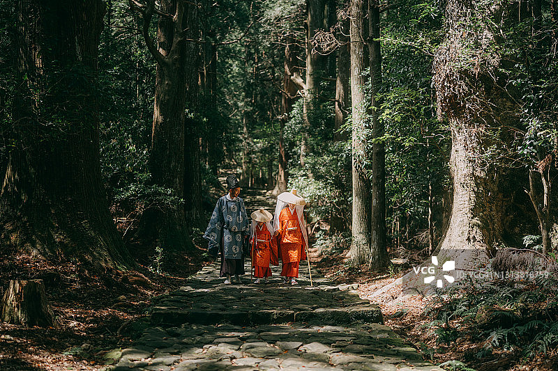 身穿和服走在熊野古道朝圣之路上的家庭，日本图片素材