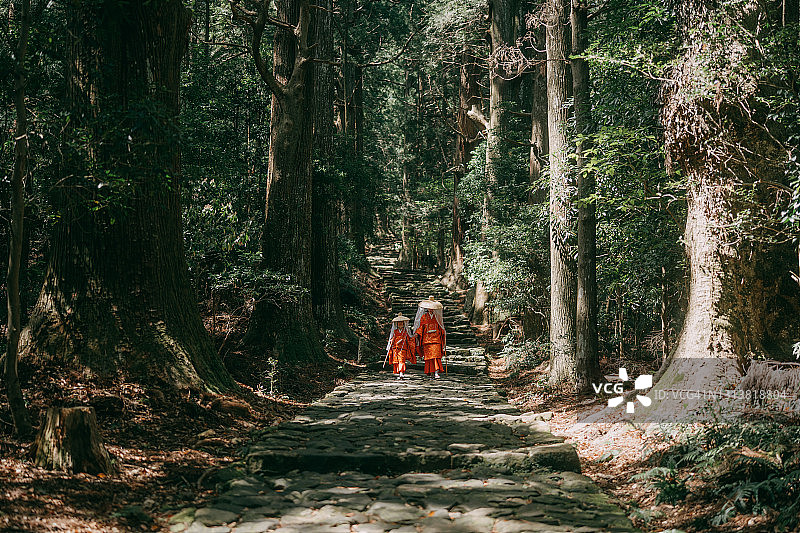 身穿和服的母子走在熊野古道朝圣之路上图片素材
