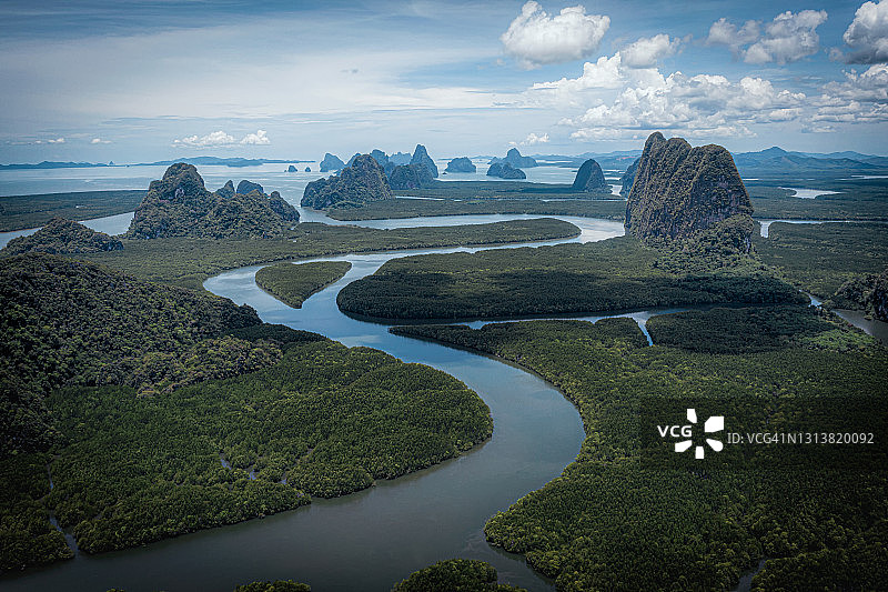 泰国攀牙湾国家公园的壮丽景色，河流蜿蜒穿过红树林图片素材