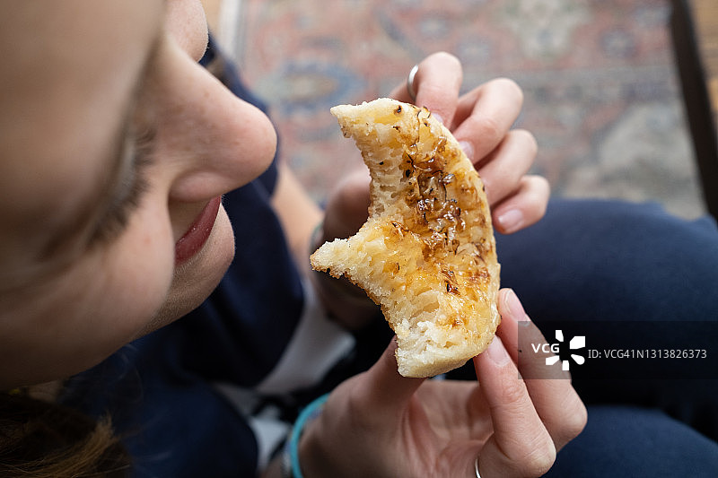 正在吃烤饼的少女图片素材