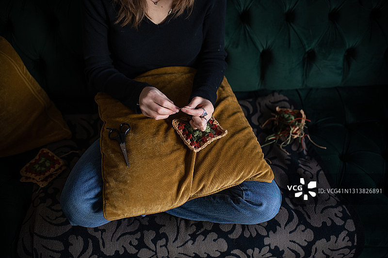 在家钩针的少女图片素材