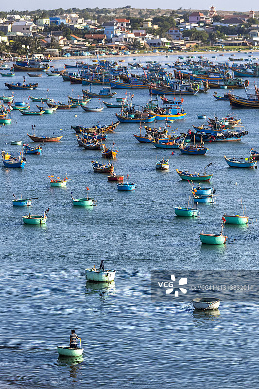 越南美奈湾的渔船图片素材