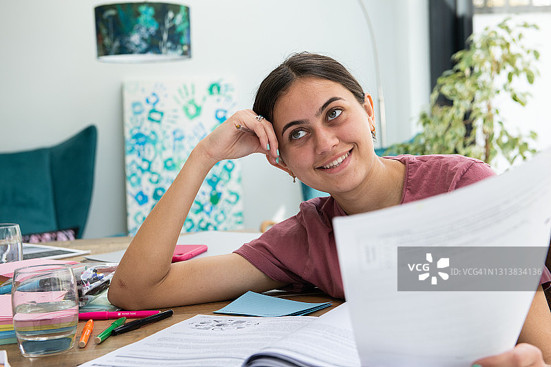 在家学习的青少年图片素材