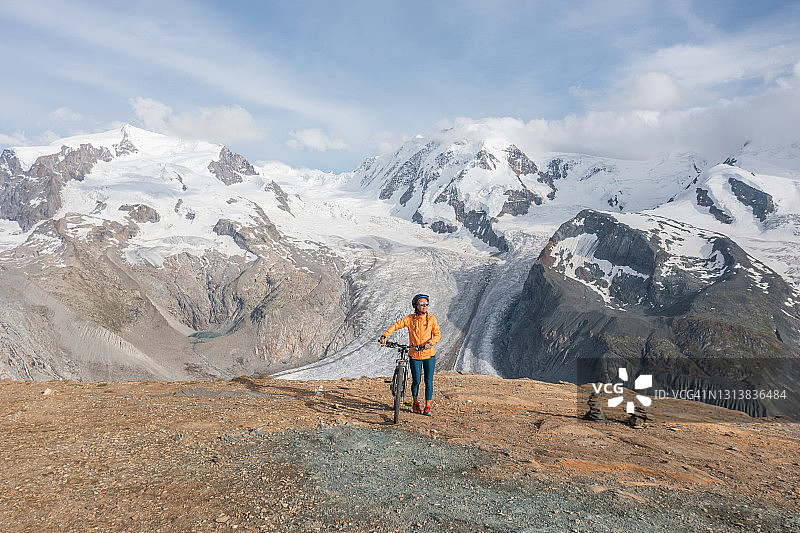 山地自行车手欣赏瑞士美丽的冰川图片素材