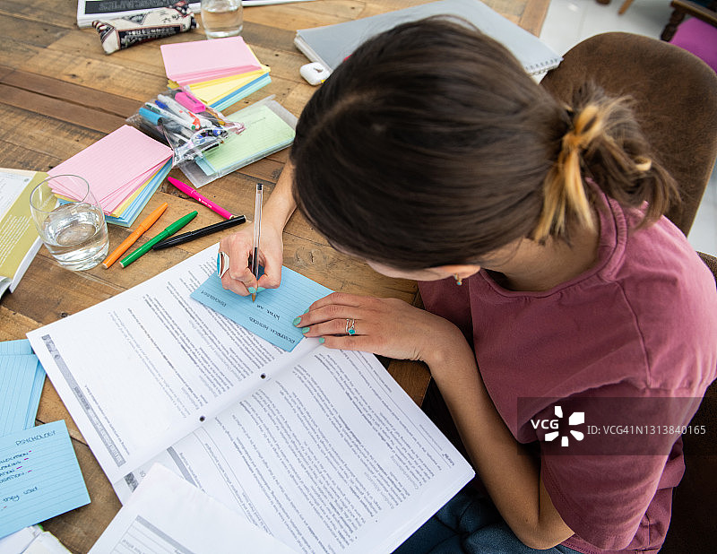 在家学习的青少年图片素材