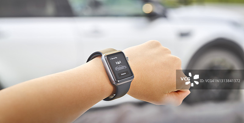女人使用智能手表解锁汽车图片素材