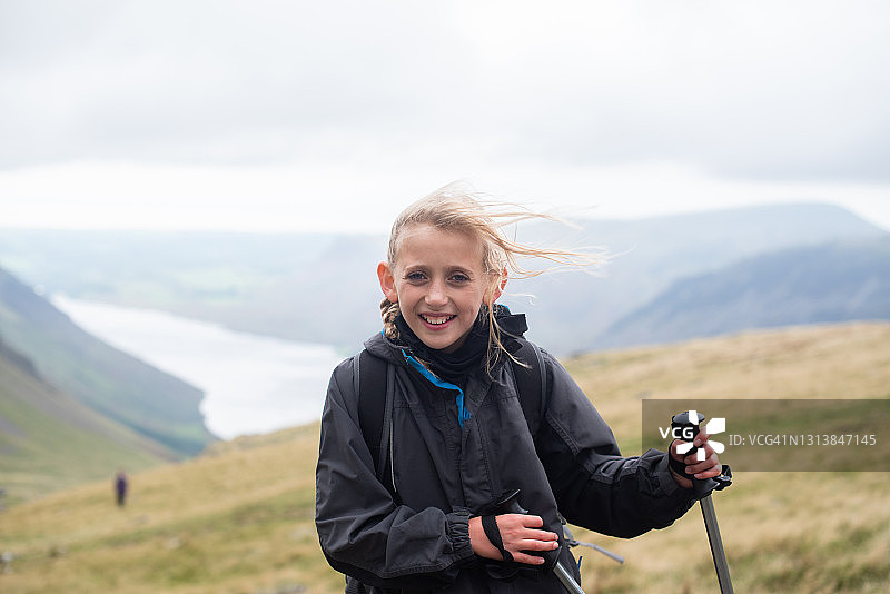爬斯卡费尔峰的年轻女孩图片素材
