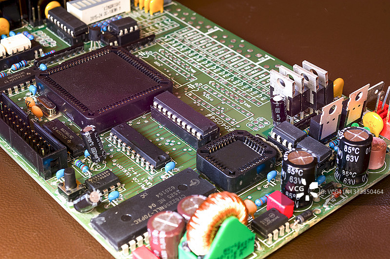 电脑电路板上印刷线路的微距特写图片素材