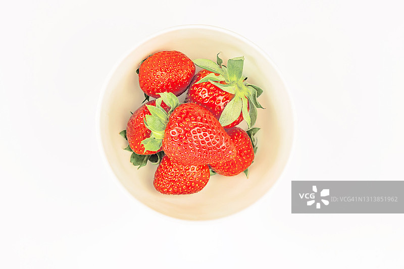 白色碗中的新鲜草莓图片素材