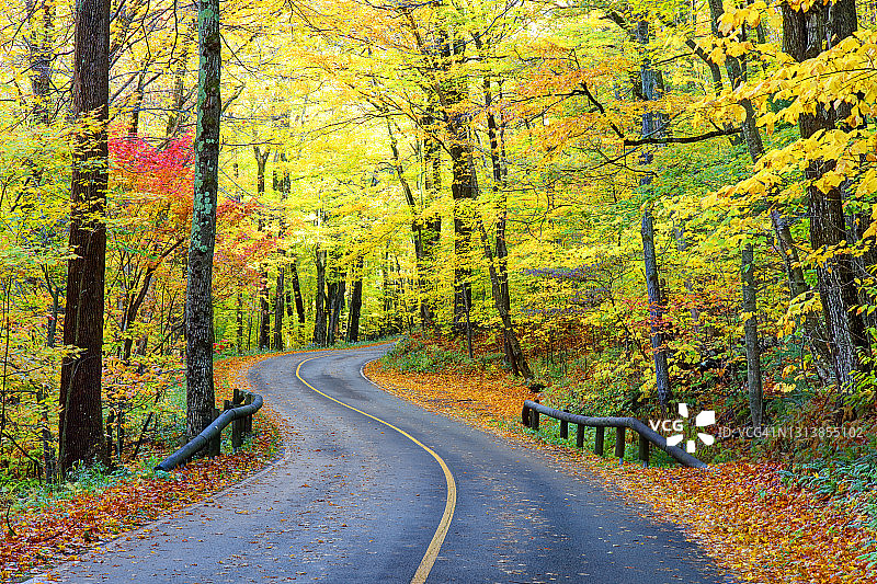 伯克希尔山脉格雷洛克山上的汽车公路图片素材