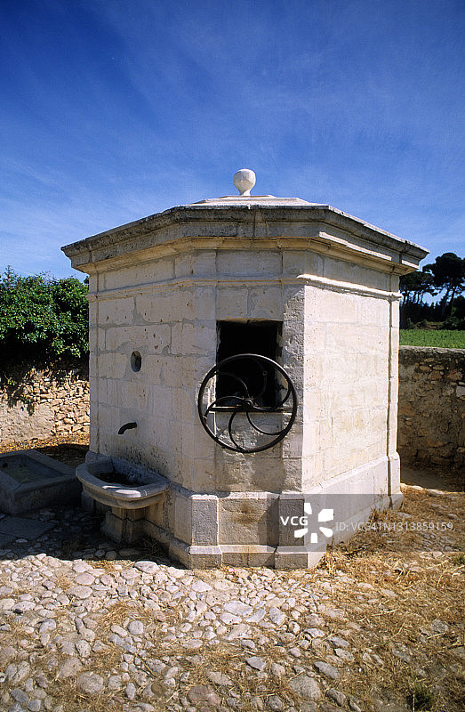 布齐格：葡萄园中央的古老白色石井图片素材
