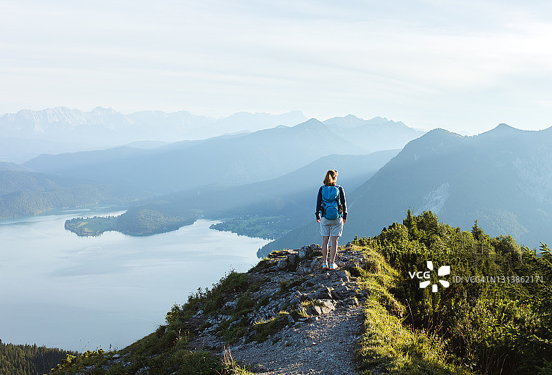 在山上徒步旅行的妇女图片素材