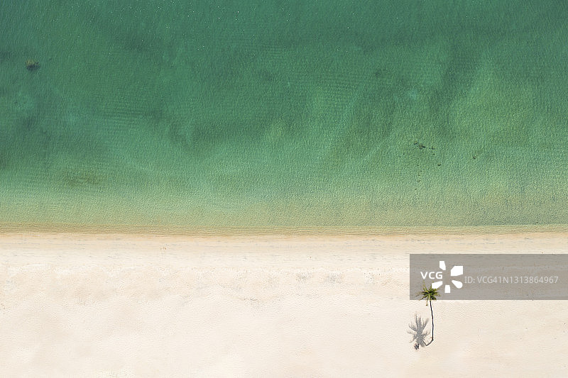 美丽海滩的碧绿海水俯视图图片素材