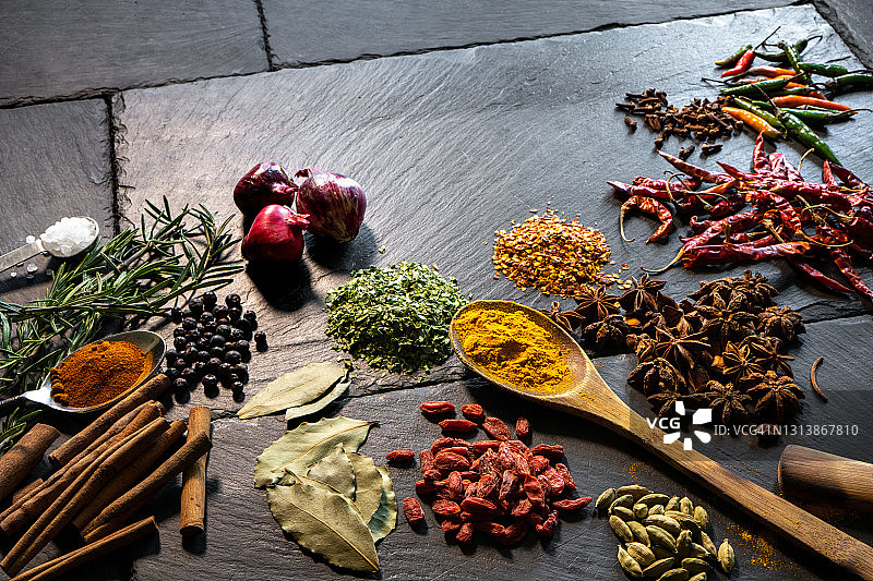 香料、草药、辣椒和其他烹饪原料合集图片素材