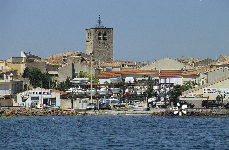 从池塘看到的梅泽镇和圣伊莱尔教堂图片素材