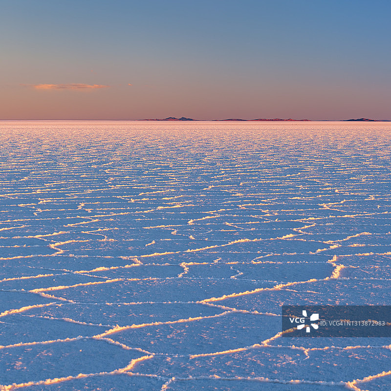 玻利维亚高原乌尤尼盐湖上的日落，31MPix XXXXL尺寸图片素材