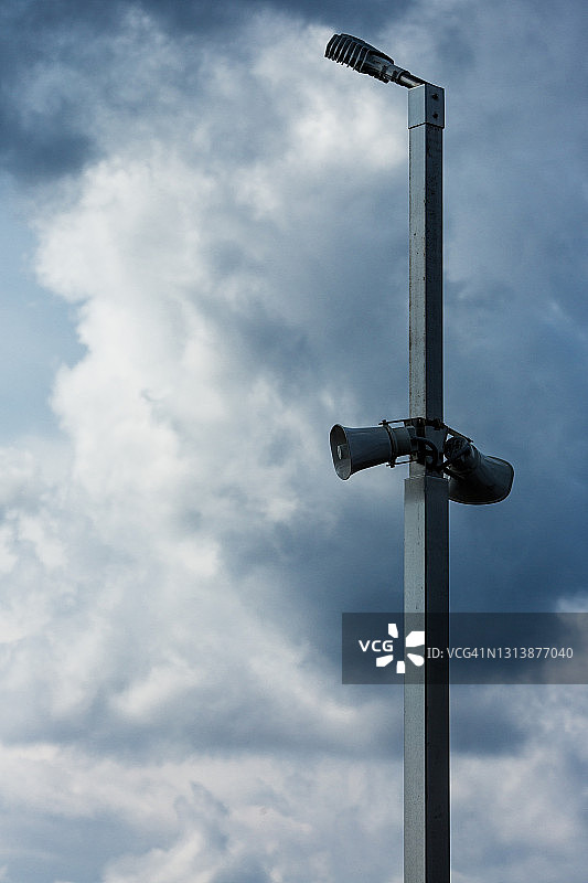 灯柱上的扩音器图片素材