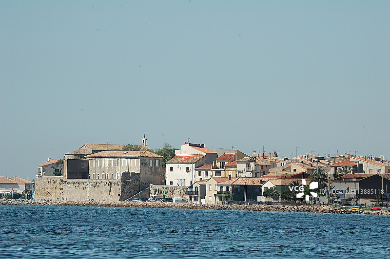 从池塘看到的梅泽小镇图片素材