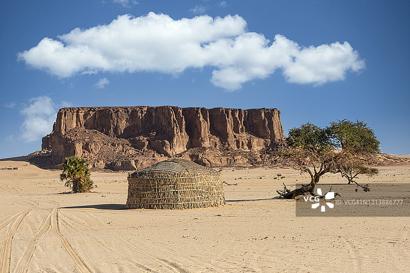 乍得北部撒哈拉沙漠中游牧民族图布人的小屋图片素材
