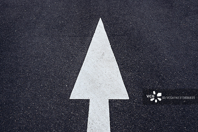 沥青路面上的白色箭头道路标记图片素材