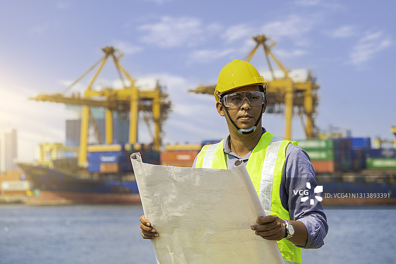 物流工程师研究商港建设项目蓝图图片素材