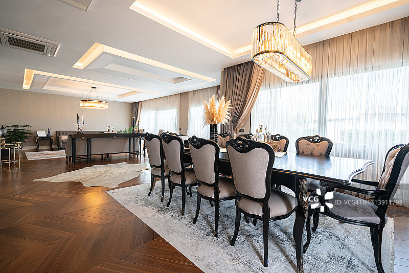 豪华新房内配备硬木地板的精美客厅内饰图片素材