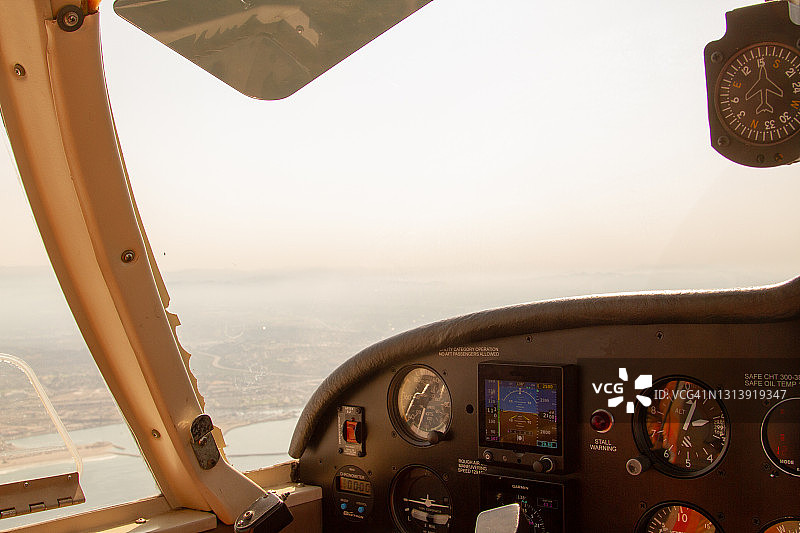从单引擎螺旋桨飞机的驾驶舱看到的飞行员视野图片素材