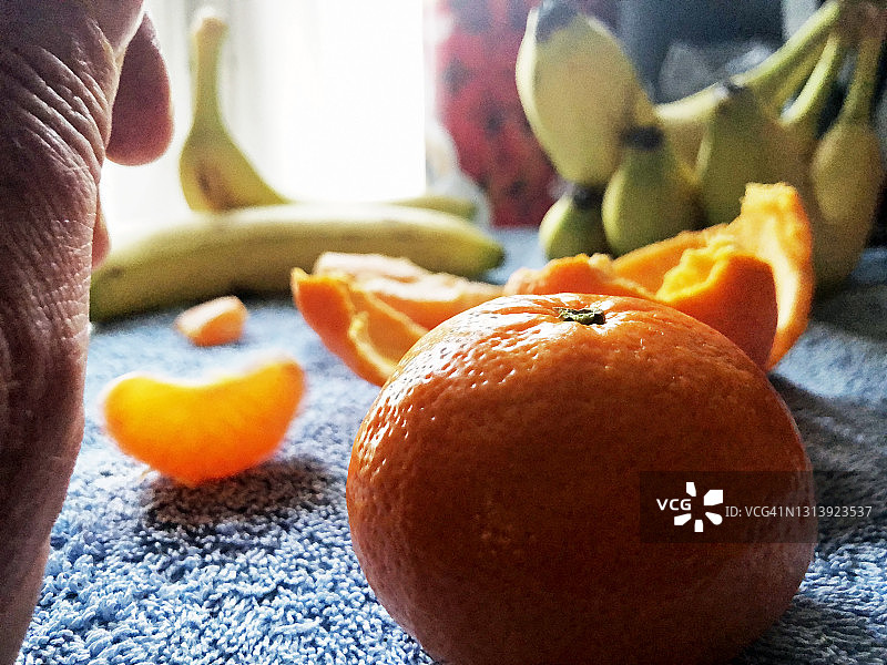 橘子和香蕉与手图片素材