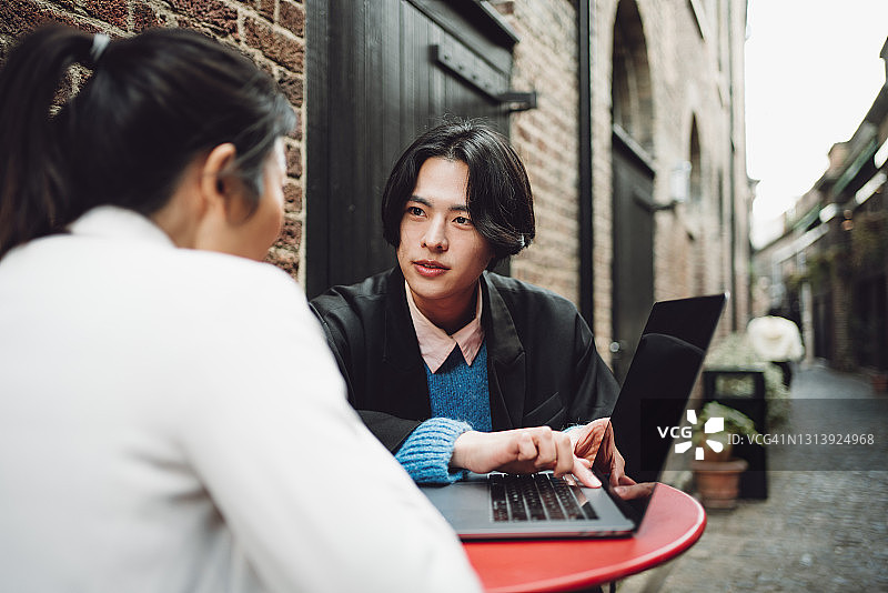 在咖啡馆开会的亚洲年轻商人和女商人图片素材