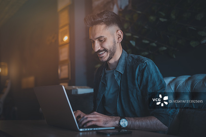 在家工作的微笑青年图片素材