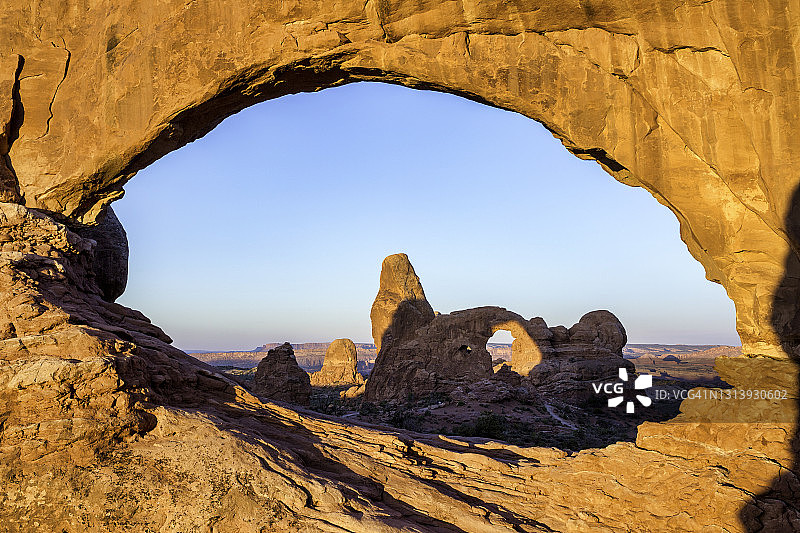 拱门国家公园日出：透过北窗拱门看炮塔拱门图片素材