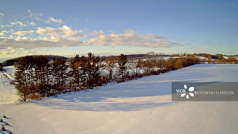 威斯康星州农田的雪后日落航拍图片素材