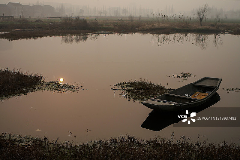 日落时分的乡村池塘图片素材