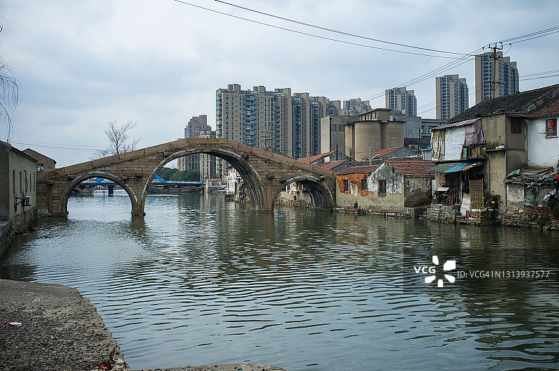 带有摩天大楼的古老拱形石桥图片素材