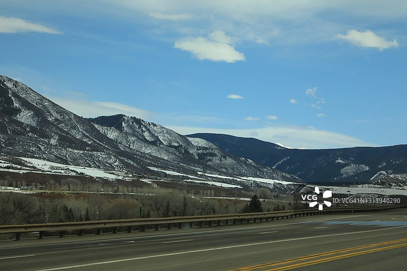 科罗拉多山脉中的高速公路图片素材