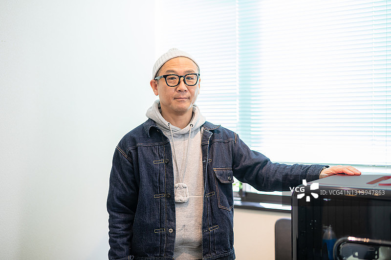 小型办公室使用3D打印机的男设计师肖像图片素材