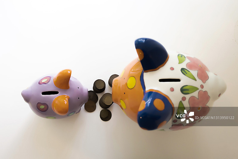 “他与她”的陶瓷储蓄罐图片素材