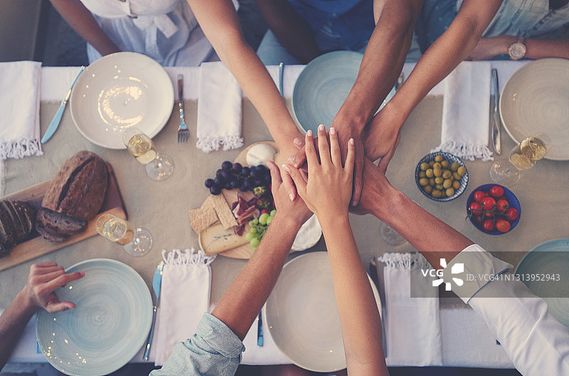 晚餐聚会上手牵着手的人们图片素材