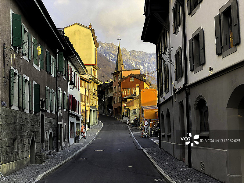 日落时分蒙特勒老城的“圣殿街”图片素材