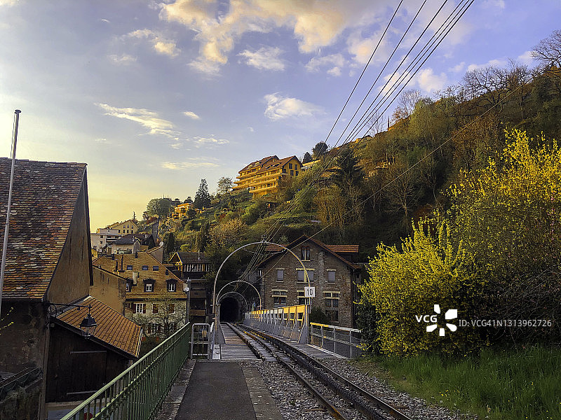 蒙特勒老城区Les Planches火车站附近的铁路隧道图片素材