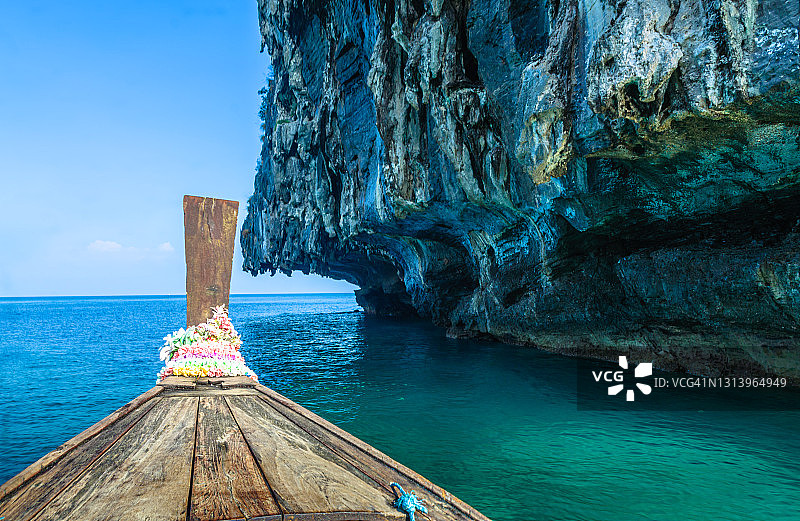 游客乘坐长尾船前往泰国皮皮岛附近的浮潜点，亚洲图片素材