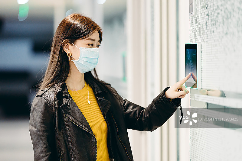 触摸智能会议室的平板电脑图片素材