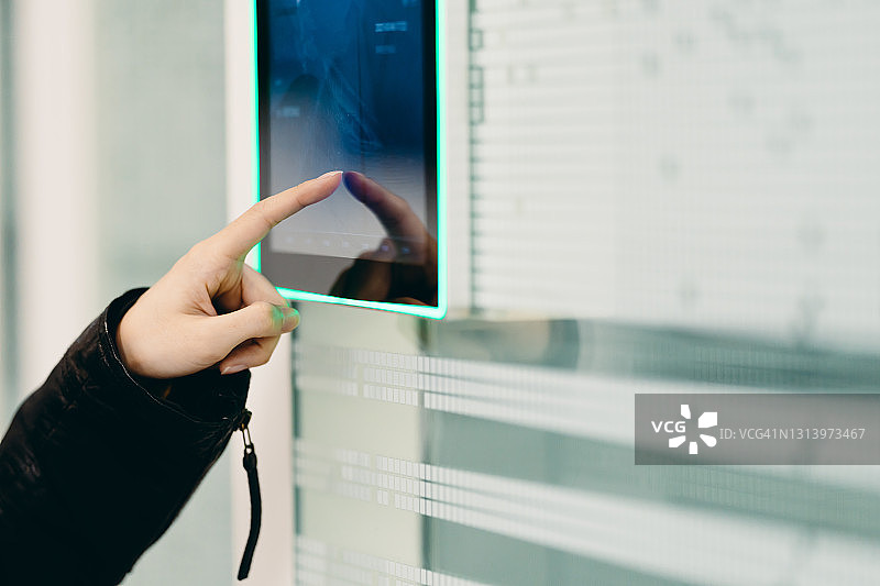 触摸智能会议室的平板电脑图片素材