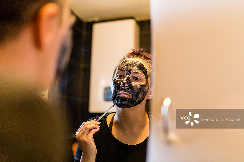 往脸上贴面膜的女人图片素材