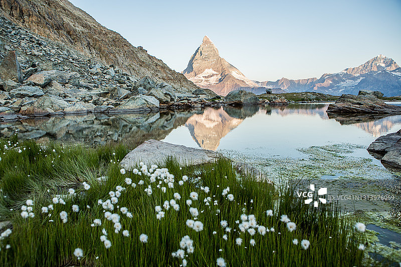 著名的马特宏峰下的高山湖泊日出图片素材