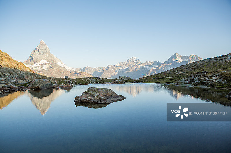 马特宏峰在湖面上的完美倒影图片素材