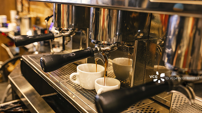 意式浓缩咖啡机制作一杯咖啡图片素材