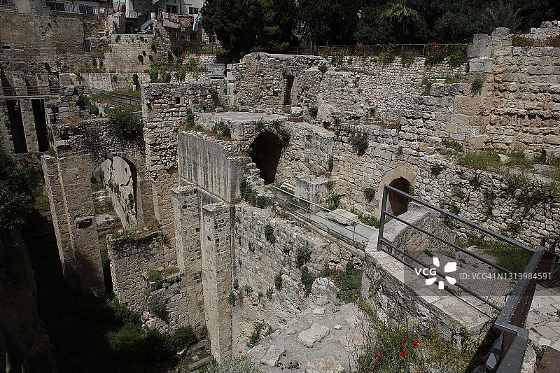 贝塞斯达南部的池塘和古代教堂遗址图片素材